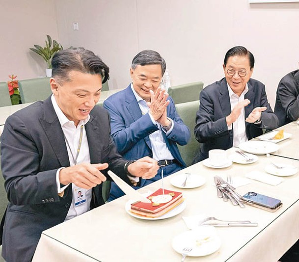 陳祖恒（左一）獲黨友們準備生日蛋糕提早慶生。