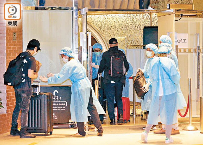 入境本港要過五關斬六將，旅客抵達檢疫酒店第一眼看見的是穿着全套保護衣的檢疫人員。