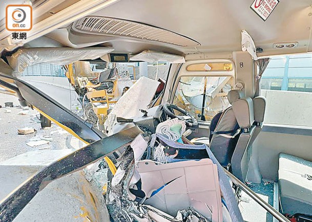 長沙灣：校巴司機位損毀嚴重。