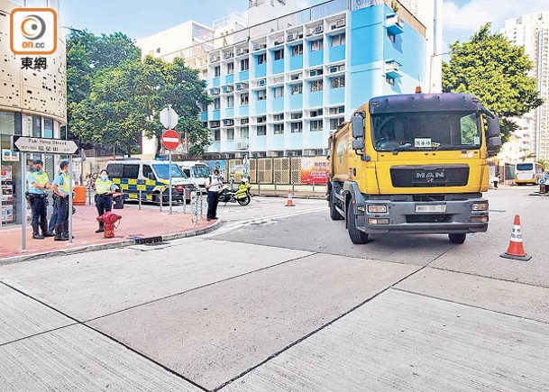 深水埗：過路翁遭垃圾車撞斃，警員調查。（張駿勤攝）