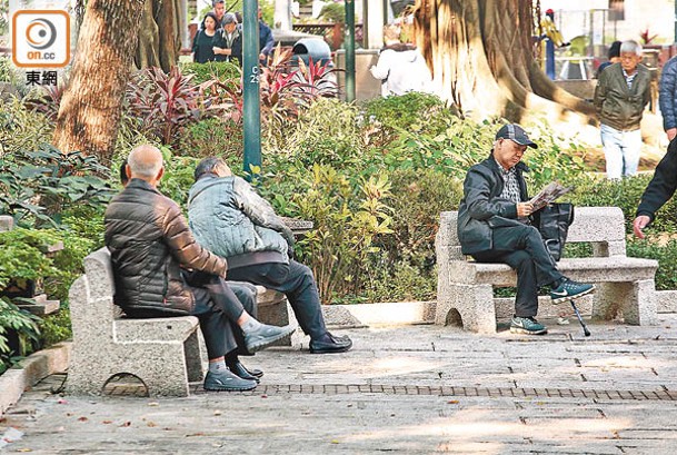 長者多穿衣物較易跌倒，冬季為髖部骨折個案高峰期。