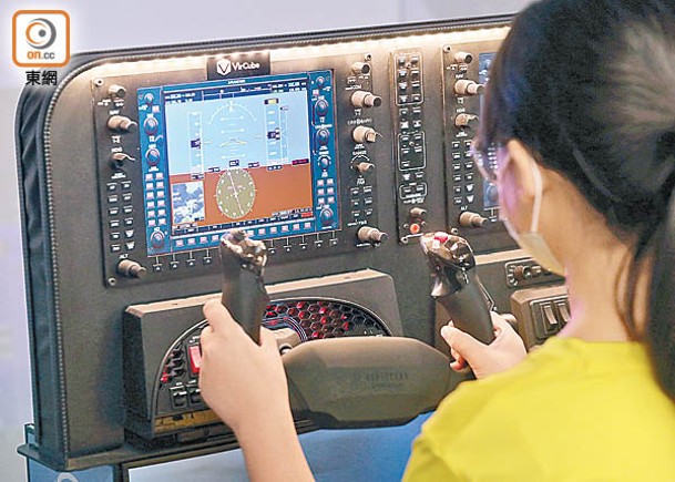 校內實驗室架設全新模擬飛行駕駛艙。