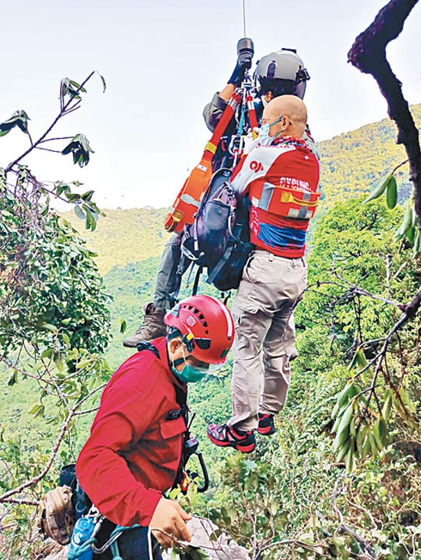 大嶼山﹕救援人員將其他行山人士救起。