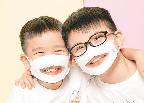 「讀唇友善」口罩有透明膠片能夠清晰地看見兒童的唇部動作、面部表情及笑容。