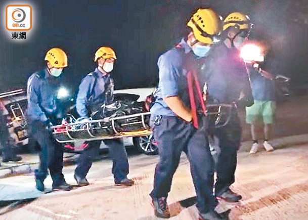 死者遺體由消防運返地面。（沈厚錚攝）