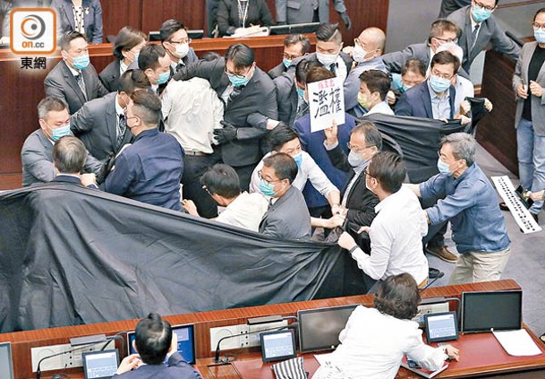 泛民議員曾拉起黑布，阻撓選舉內會主席。