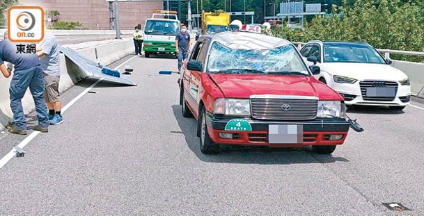 的士車頂被砸扁，擋風玻璃碎裂。