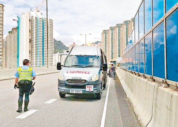 涉事的警車事後停在路旁。