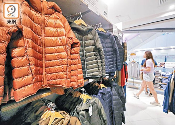 今年秋冬天氣預計較暖，服裝零售生意難免首當其衝。（李志湧攝）