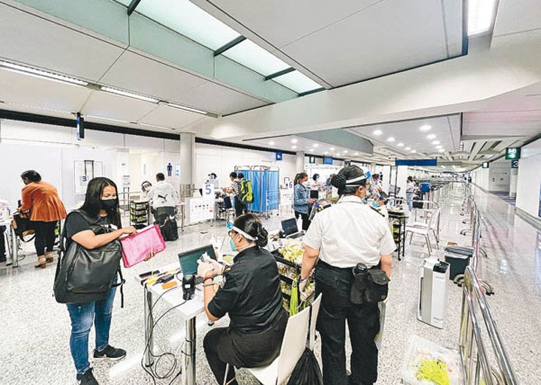旅客在機場準備接受核酸檢測。