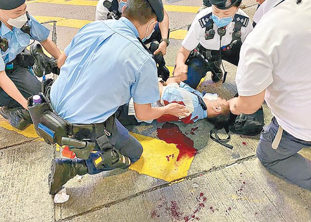 男警員遇襲後受傷倒地，滿地鮮血。
