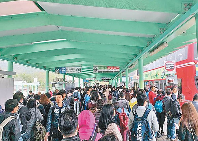屯門公路巴士轉乘站每日共有大約3.7萬人次使用。