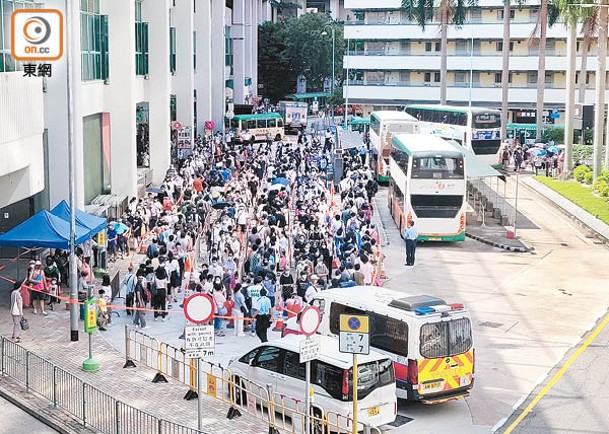 柴灣站巴士總站全日有不少市民候車前往柴灣墳場。（余宏基攝）