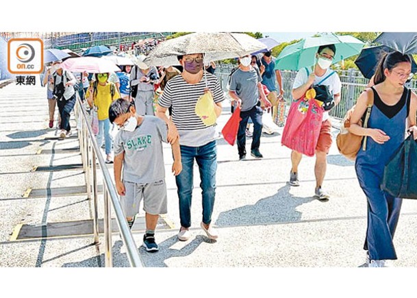 昨日不少市民捱熱登高祭祖。（吳鎮興攝）