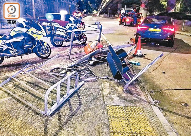 九龍塘：電動車剷上安全島撞毀交通燈及鐵欄。