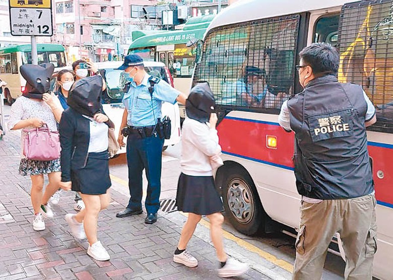 被捕女子登上警車。