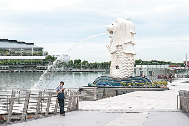 港府為防疫自斷前程，新加坡漁翁得利。