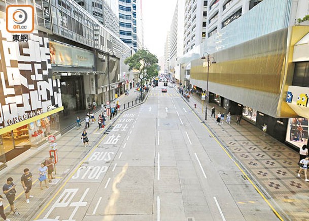 旅客唔吼：香港風光不再，遊客區遊人稀少。