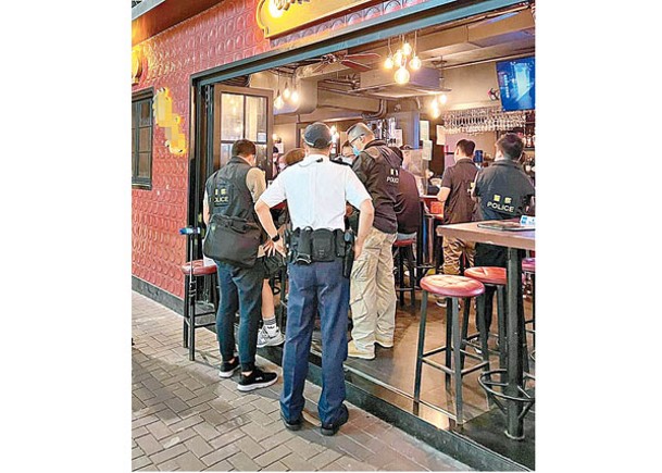 尖沙咀：警員巡查尖沙咀區內酒吧。