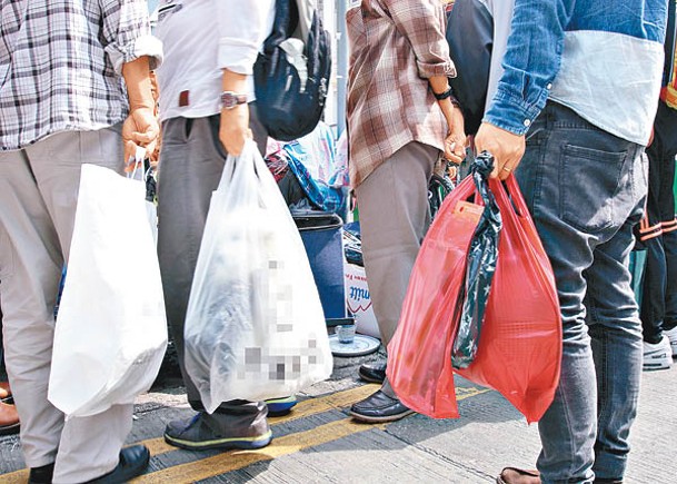 不少市民在購物後，使用即棄膠袋。