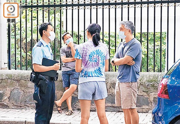 菲律賓籍男司機（左二）助查。