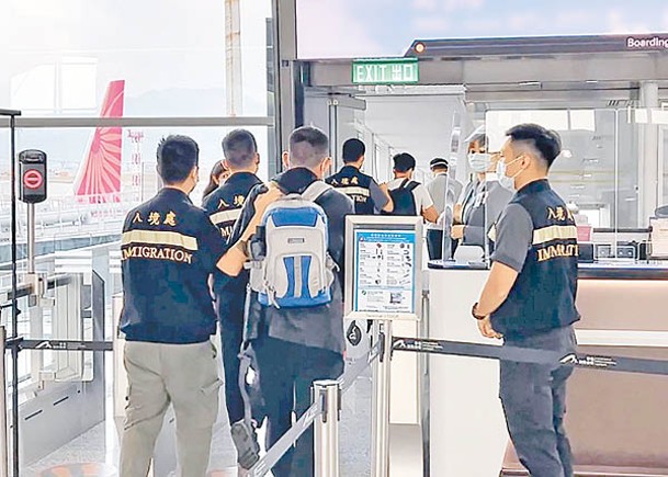 入境事務處執行遣送行動，先後將24名曾在香港提出免遣返聲請人士，遣返原居地。