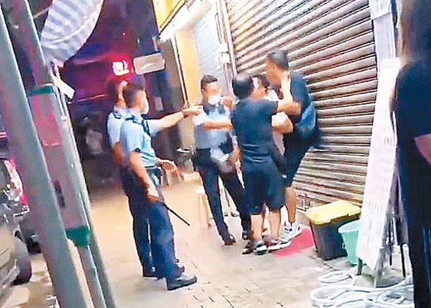 黑衣男起腳踢向警員。