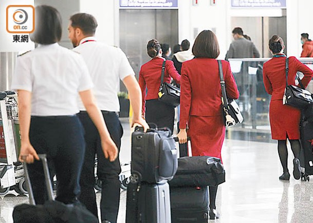 國泰海外機組人員今日凌晨起可選擇藉旅客通道入境，完成檢測後返家等候結果。