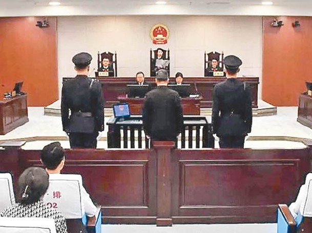 工作報告指以零容忍態度反腐懲惡。圖為河北省法院審理官員受賄案。