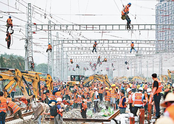 中國加快建設交通強國。圖為北京豐台站改建工程。（中新社圖片）