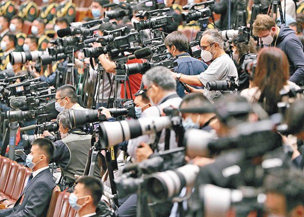 大批中外記者在北京人民大會堂採訪。（中新社圖片）