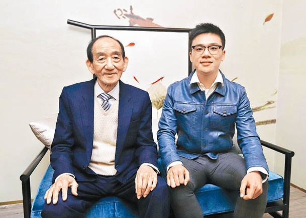 鄧成波（左）的兒子鄧耀昇（右）為涉案按揭貸款協議的擔保人。
