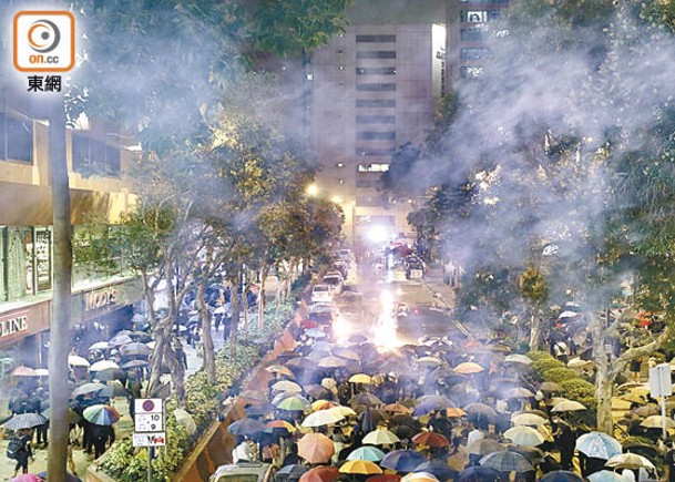 示威者於尖沙咀一帶發起「圍魏救趙」行動，最終演變成警民衝突。