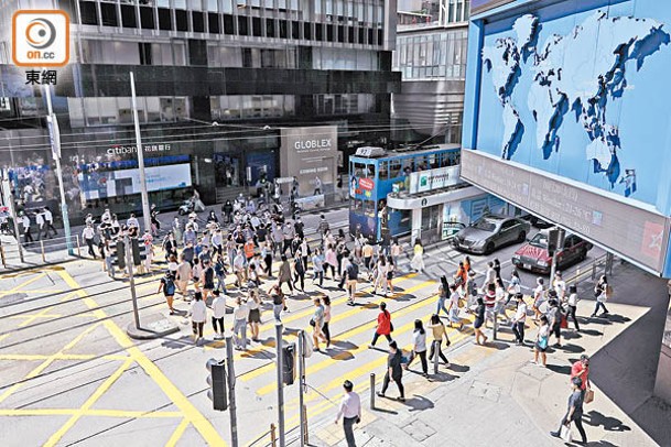 香港銳意招攬人才，但亦面對鄰近城市嘅競爭。