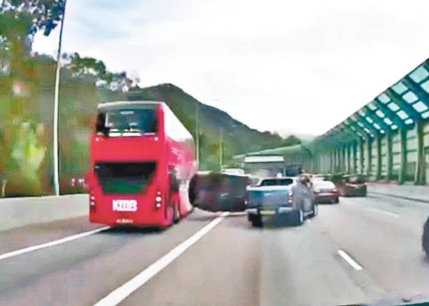 屯門公路：私家車被撞後凌空翻滾。