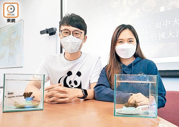 蘇隽彥（左）建議保育珊瑚要追求多樣性。（陳曉雋攝）