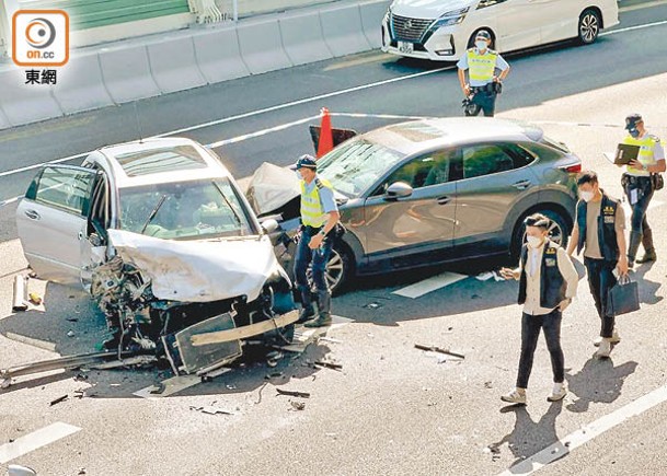 肇事私家車（左）連撞兩車，警方在場調查。（吳鎮興攝）