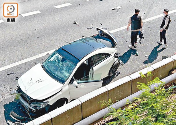 其中一輛捱撞私家車衝向路壆。