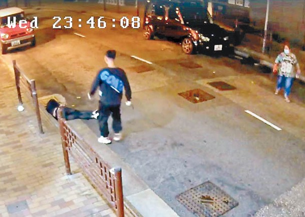 筲箕灣：一名兇徒折返，女途人（右）不敢趨前查看。