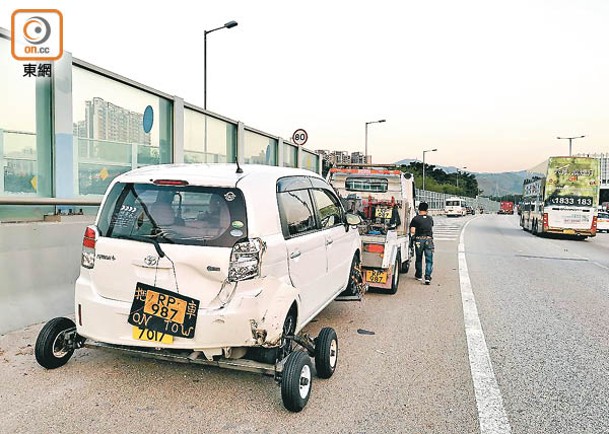 私家車被拖走。（馬竟峯攝）