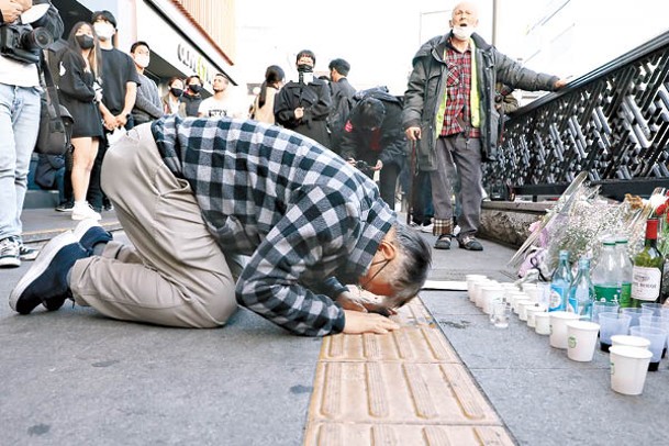 有民眾跪地向遇難者致哀。（Getty Images）