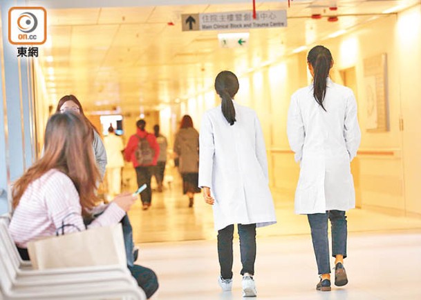 公共醫療醫生協會指設有服務綑綁期，會導致本港學生流失至海外。