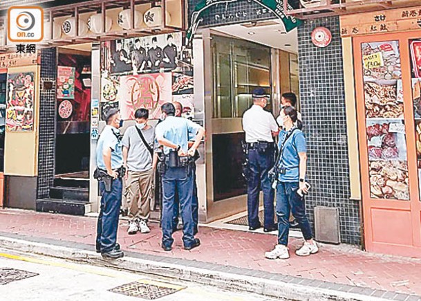 警員到酒店調查。（朱偉坤攝）