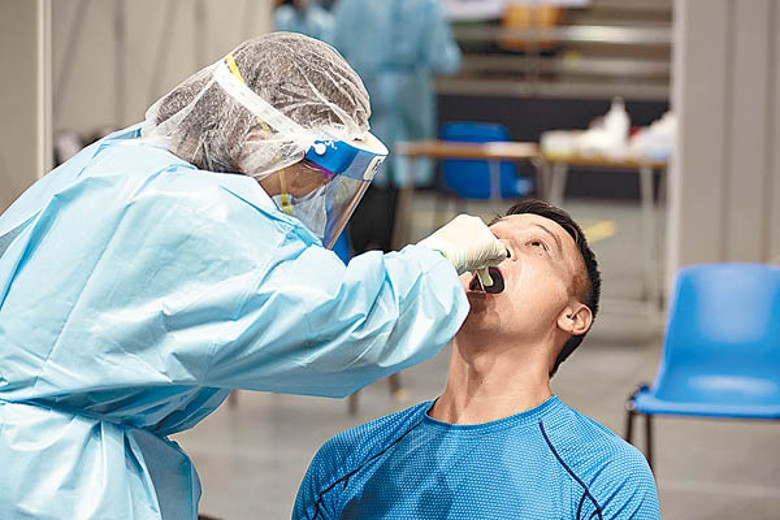 政府宣布，周二起免費核酸檢測只採咽喉樣本。