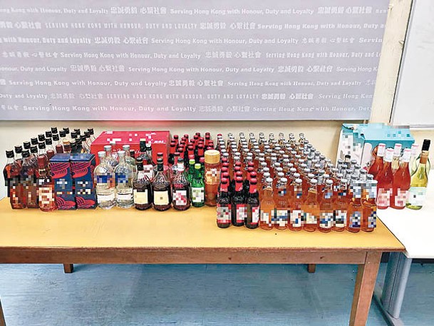 觀塘：警方在無牌酒吧內檢走的酒精飲品。