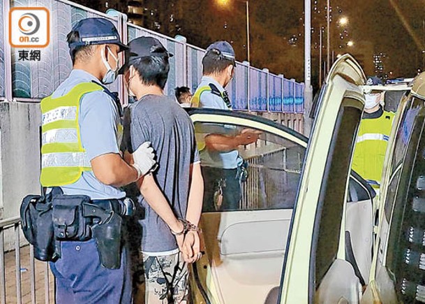 警方在葵芳邨對開拘捕涉案司機（左二）。（文健雄攝）