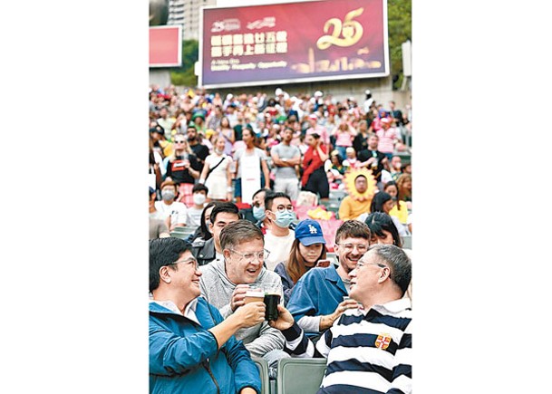 卓永興（前右）同黃偉綸（前左）與球迷舉杯暢飲。
