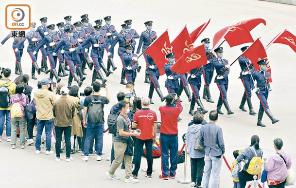 消防儀仗隊中式步操，市民爭相拍照。