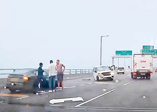 Tesla上3名男子在車禍後曾落車傾談。