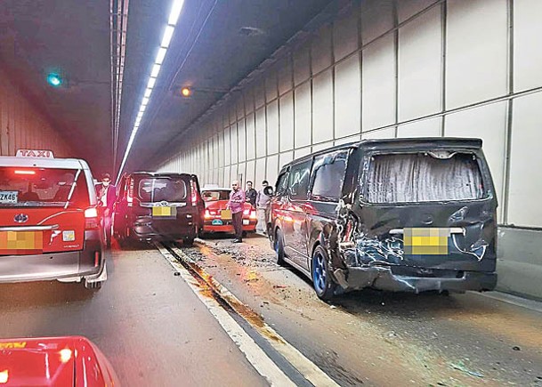 香港仔隧道有5車相撞4人受傷。